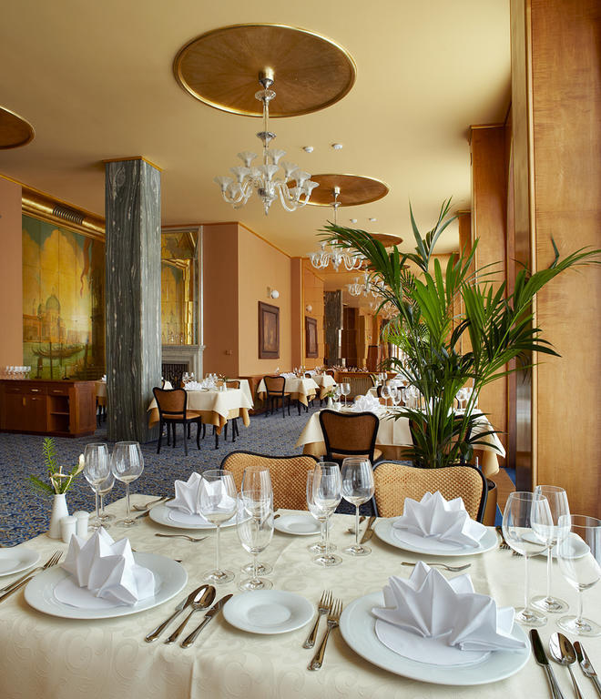 Alexandria Spa & Wellness Hotel Luhačovice エクステリア 写真